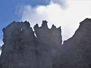 36 Ardite pareti rocciose culminanti in guglie e pinnacoli 